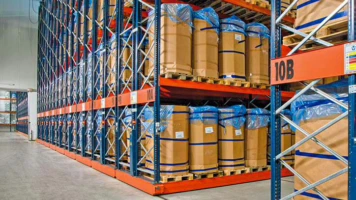 Selective pallet racking in a warehouse